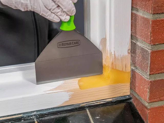 Houtrotherstel aan een kozijn voordat het opnieuw geschilderd wordt